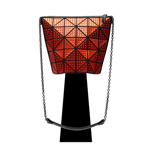 イッセイ ミヤケから日本の伝統色”洗朱”を使用した限定バッグや財布など | 写真