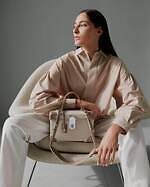 グローブ・トロッター“トラベルバッグ風”ミニバッグ、メタル施錠式ロック＆レザートリム｜写真4