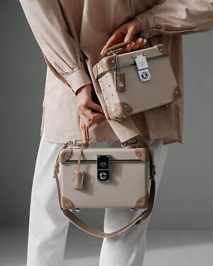 グローブ・トロッター“トラベルバッグ風”ミニバッグ、メタル施錠式ロック＆レザートリム｜写真2