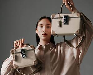 グローブ・トロッター“トラベルバッグ風”ミニバッグ、メタル施錠式ロック＆レザートリム｜写真3