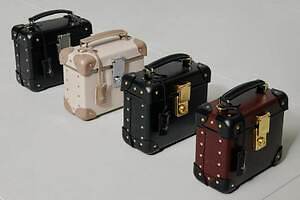 グローブ・トロッター“トラベルバッグ風”ミニバッグ、メタル施錠式ロック＆レザートリム