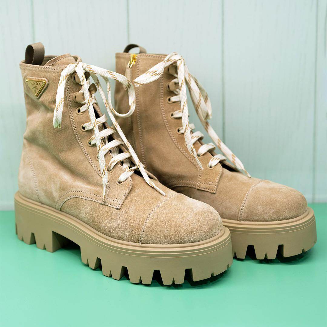 プラダ“スエードorナッパレザー”の機能美バッグやチェーン付きミニ財布｜写真22