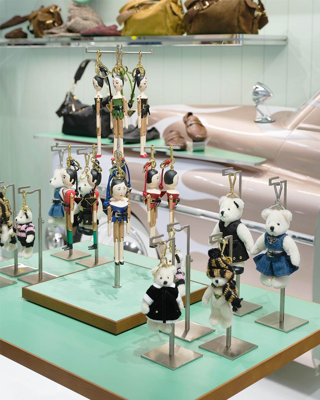 プラダ“スエードorナッパレザー”の機能美バッグやチェーン付きミニ財布｜写真17