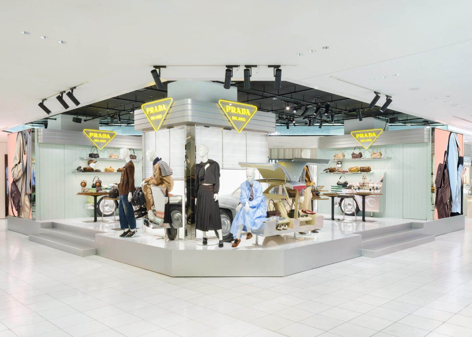 プラダ“スエードorナッパレザー”の機能美バッグやチェーン付きミニ財布｜写真15