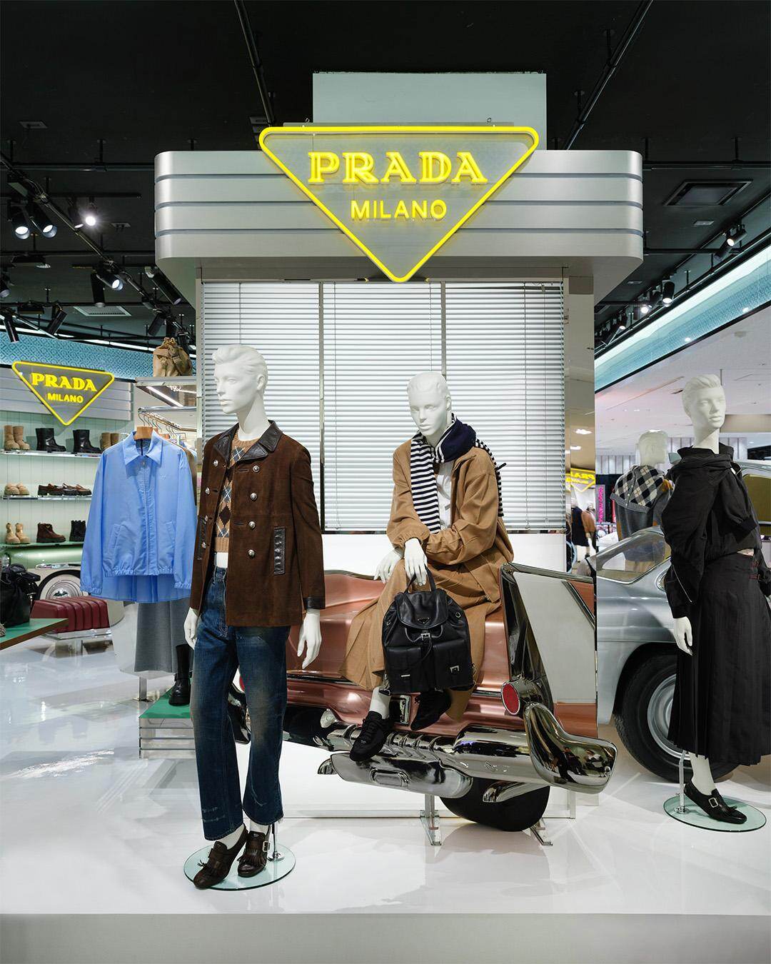 プラダ“スエードorナッパレザー”の機能美バッグやチェーン付きミニ財布｜写真16