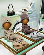 プラダ“スエードorナッパレザー”の機能美バッグやチェーン付きミニ財布｜写真24