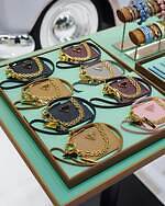 プラダ“スエードorナッパレザー”の機能美バッグやチェーン付きミニ財布｜写真19