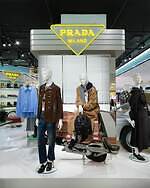 プラダ“スエードorナッパレザー”の機能美バッグやチェーン付きミニ財布｜写真16