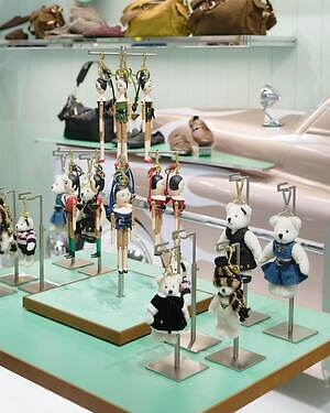 プラダ“スエードorナッパレザー”の機能美バッグやチェーン付きミニ財布｜写真17