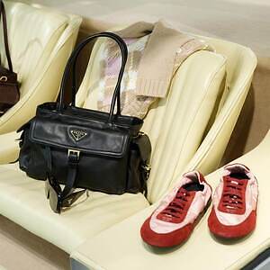 プラダ“スエードorナッパレザー”の機能美バッグやチェーン付きミニ財布｜写真18