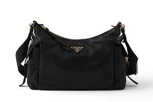 プラダ“スエードorナッパレザー”の機能美バッグやチェーン付きミニ財布