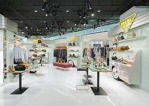 プラダ“スエードorナッパレザー”の機能美バッグやチェーン付きミニ財布｜写真13