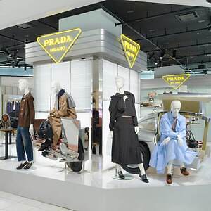 プラダ“スエードorナッパレザー”の機能美バッグやチェーン付きミニ財布｜写真14