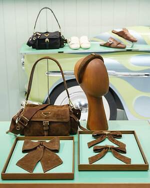 プラダ“スエードorナッパレザー”の機能美バッグやチェーン付きミニ財布｜写真23