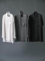 ヨウジヤマモト”多数のボタン”配した白シャツ、留め方でシルエットが変化｜写真2