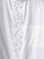 ヨウジヤマモト”多数のボタン”配した白シャツ、留め方でシルエットが変化｜写真7