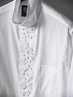 ヨウジヤマモト”多数のボタン”配した白シャツ、留め方でシルエットが変化｜写真5