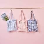 キャス キッドソン“手書き”のギンガムチェック雑貨、結べるリボン付きトートバッグ＆ポーチ｜写真1