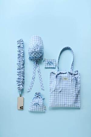 キャス キッドソン“手書き”のギンガムチェック雑貨、結べるリボン付きトートバッグ＆ポーチ｜写真4