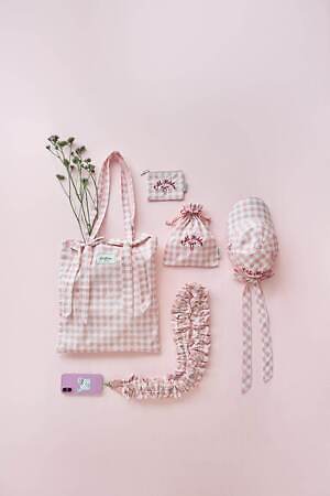 キャス キッドソン“手書き”のギンガムチェック雑貨、結べるリボン付きトートバッグ＆ポーチ｜写真3