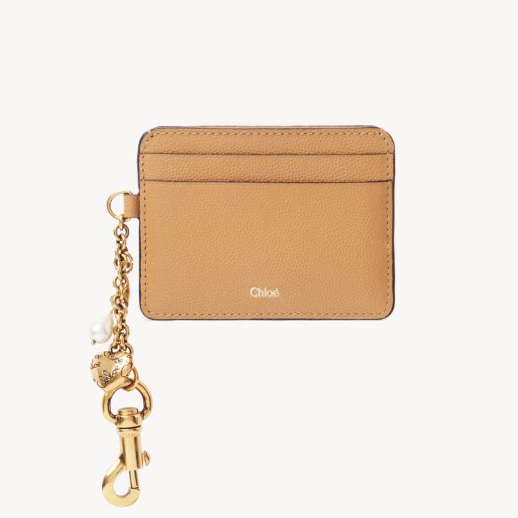 【Chloe】ブラック バナナチャーム ジップウォレット クロエのウィメンズレザーグッズ、“メタルロゴ”きらめくミニ財布