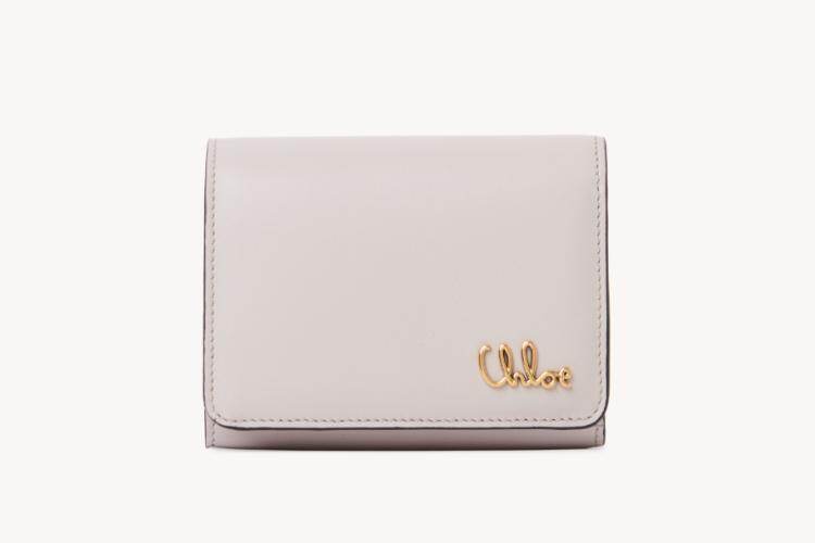 クロエの三つ折り財布＆カードケース、“バナナ”チャームやパール