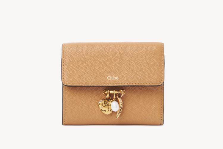 クロエのレザーグッズ、“バナナ”チャームやハート＆パールを飾った三つ折り財布