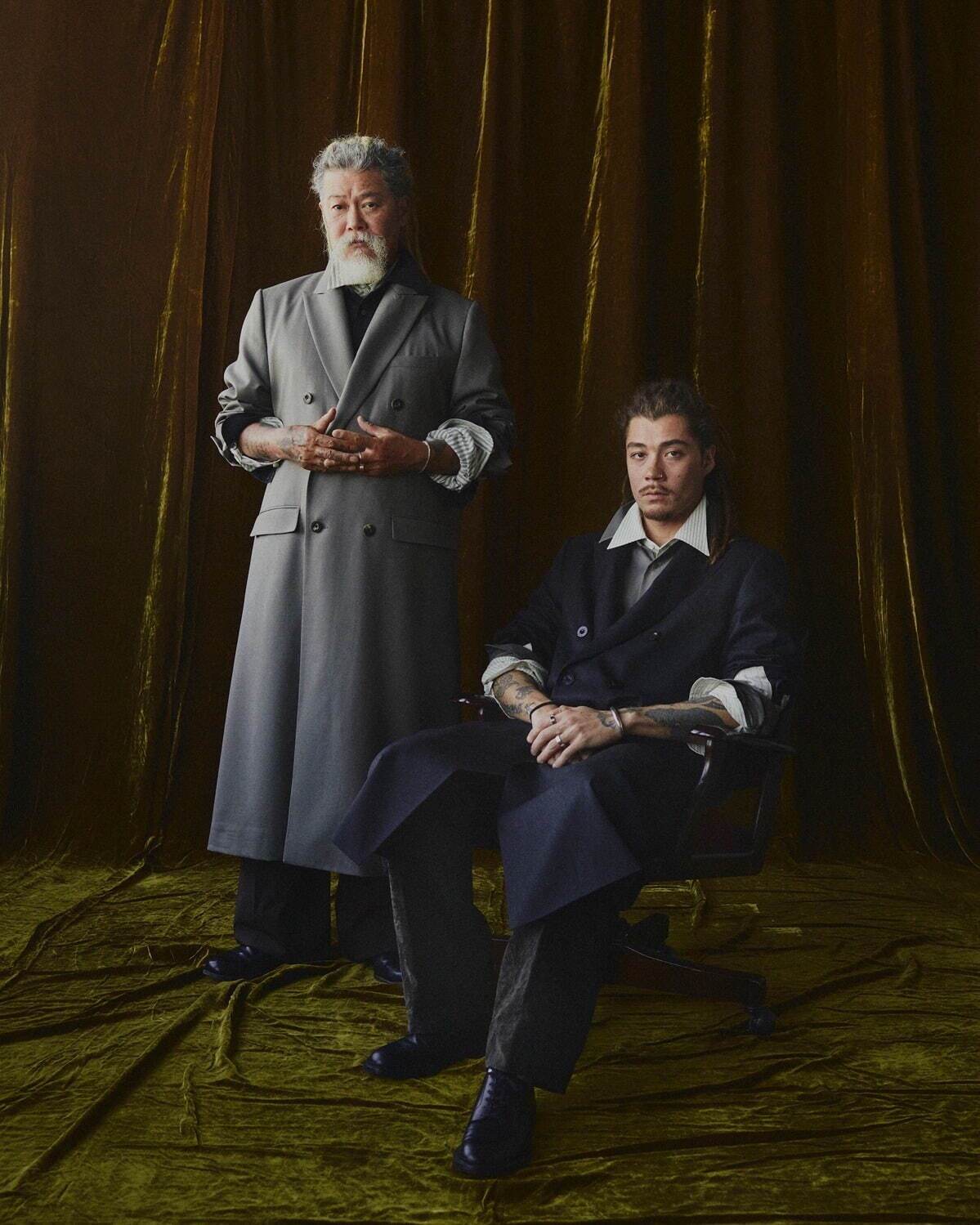 DOUBLE-BREASTED CHESTER COAT 各138,600円