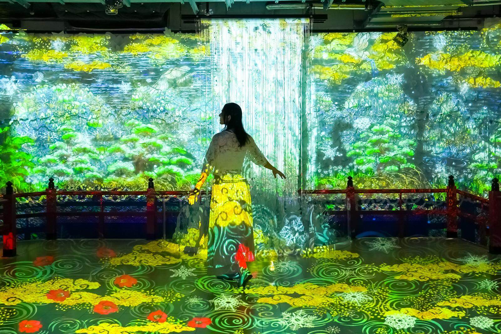 神戸「アトア」アート没入型アクアリウム、フォトジェニックな花火演出や‟カワウソ”スイーツ＆ぬいぐるみ｜写真23