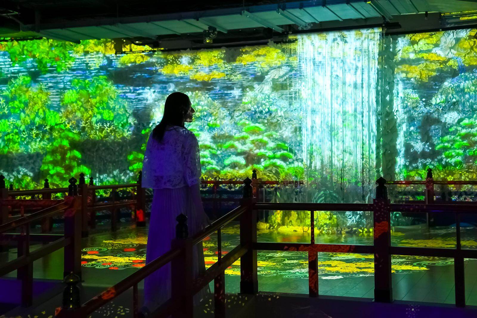 神戸「アトア」アート没入型アクアリウム、フォトジェニックな花火演出や‟カワウソ”スイーツ＆ぬいぐるみ｜写真22
