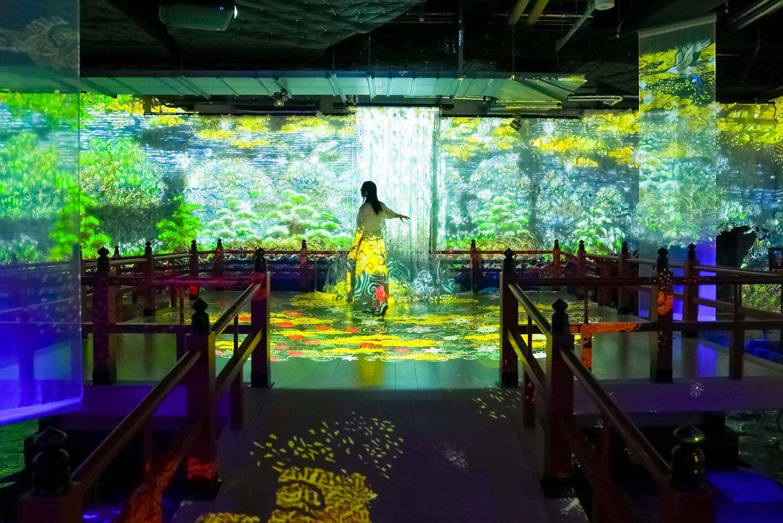 神戸「アトア」アート没入型アクアリウム、フォトジェニックな花火演出や‟カワウソ”スイーツ＆ぬいぐるみ｜写真24