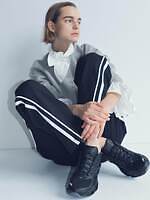 ミズノ”60年代フランス映画”着想のモノトーンスニーカー、波型の空洞ソールで｜写真5