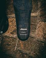 ミズノ”60年代フランス映画”着想のモノトーンスニーカー、波型の空洞ソールで｜写真3