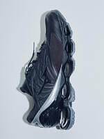 ミズノ”60年代フランス映画”着想のモノトーンスニーカー、波型の空洞ソールで｜写真6