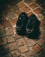 ミズノ”60年代フランス映画”着想のモノトーンスニーカー、波型の空洞ソールで｜写真2