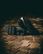 ミズノ”60年代フランス映画”着想のモノトーンスニーカー、波型の空洞ソールで｜写真4