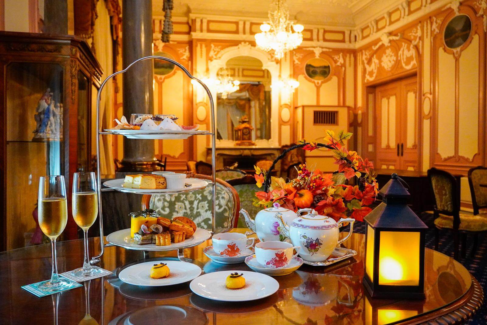 ホテル長楽館のハロウィンアフタヌーンティー、シャンデリア輝く洋館で非日常のひととき