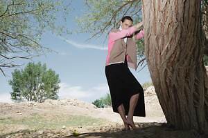 “シアーに揺らめく”プリーツドレス＆レッドの艶やかベロアTシャツなど、JNBY25年秋冬の新作