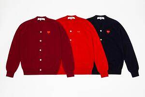 プレイ・コム デ ギャルソン、小さめハートエンブレムに“ラインストーン”輝くニット