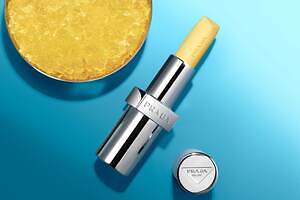 プラダ ビューティ25年秋コスメ「バナナバーム」‟鮮やかイエロー＆バナナ香る”血色リップバーム