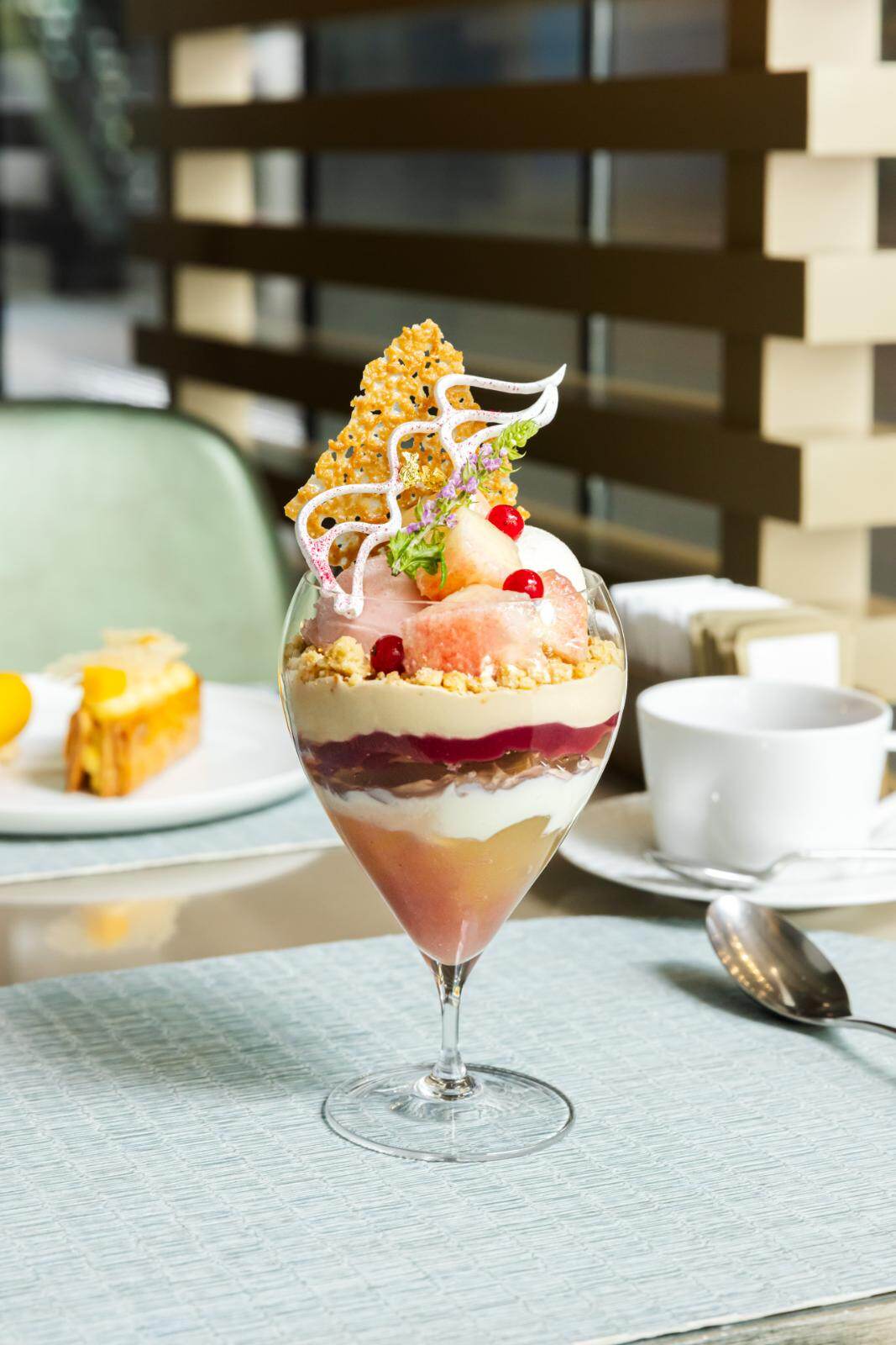 「白桃 フロマージュ レモンバーベナーのパフェ」3,200円 ※サービス料10％別