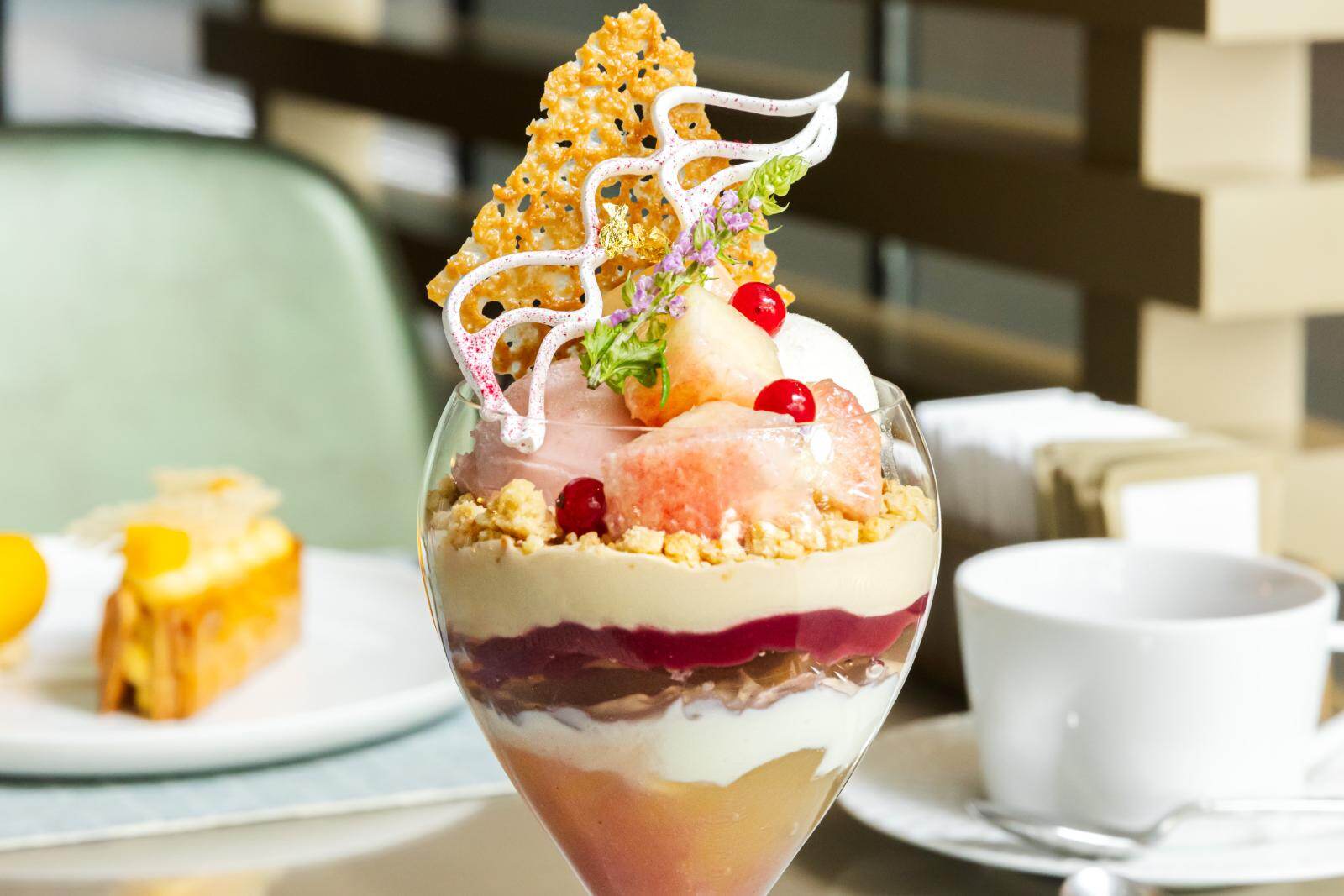 アルマーニ / カフェ 表参道“ハーブ香る”白桃パフェ、濃厚フロマージュやアールグレイクリームをオン