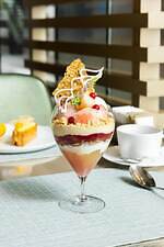 アルマーニ / カフェ 表参道“ハーブ香る”白桃パフェ、濃厚フロマージュやアールグレイクリームをオン｜写真1