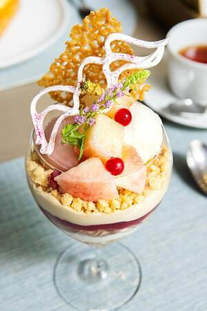 アルマーニ / カフェ 表参道“ハーブ香る”白桃パフェ、濃厚フロマージュやアールグレイクリームをオン｜写真2