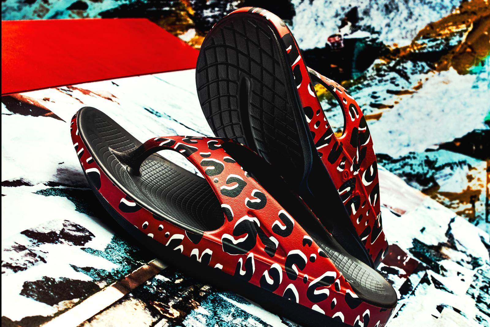 タカヒロミヤシタザソロイスト．×ウーフォスの厚底サンダル、全面レオパード＆楽譜のパターン入り