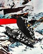 タカヒロミヤシタザソロイスト．×ウーフォスの厚底サンダル、全面レオパード＆楽譜のパターン入り｜写真4