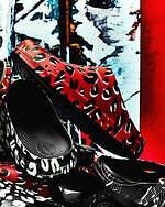 タカヒロミヤシタザソロイスト．×ウーフォスの厚底サンダル、全面レオパード＆楽譜のパターン入り｜写真10