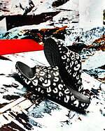 タカヒロミヤシタザソロイスト．×ウーフォスの厚底サンダル、全面レオパード＆楽譜のパターン入り｜写真11