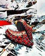 タカヒロミヤシタザソロイスト．×ウーフォスの厚底サンダル、全面レオパード＆楽譜のパターン入り｜写真2