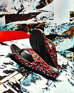 タカヒロミヤシタザソロイスト．×ウーフォスの厚底サンダル、全面レオパード＆楽譜のパターン入り｜写真5